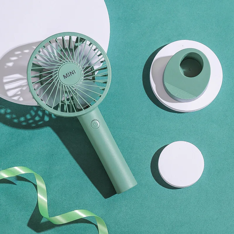 

Portable mini fan Students hold a small fan desktop and hold a USB small fan