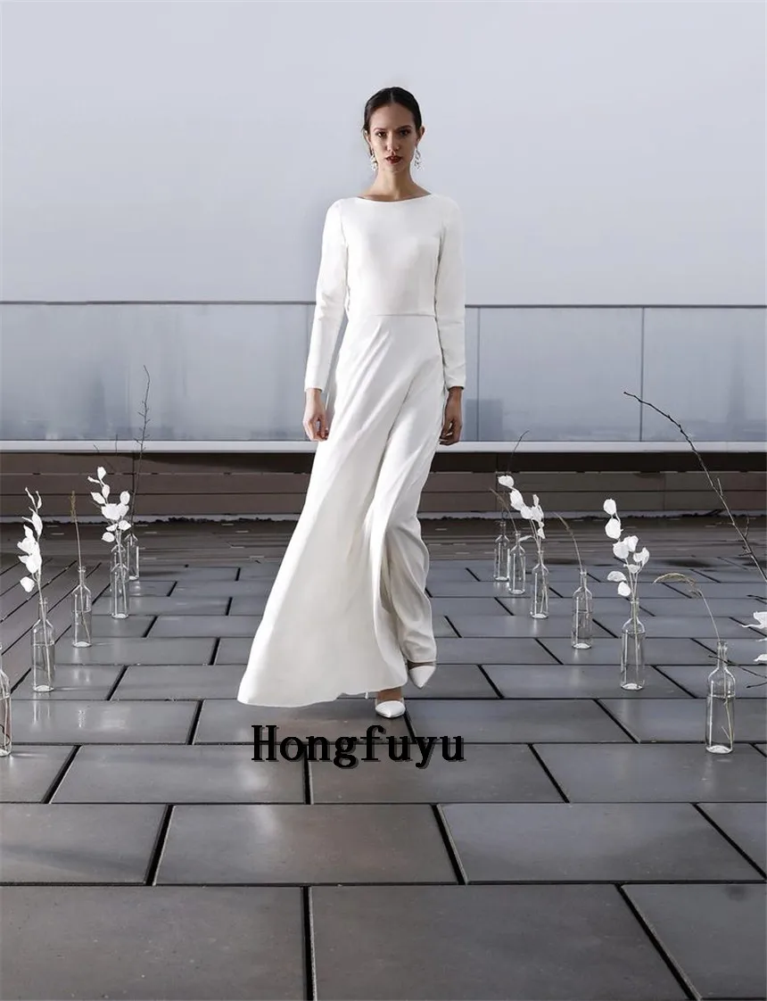 

Платье свадебное атласное с длинным рукавом и открытой спиной