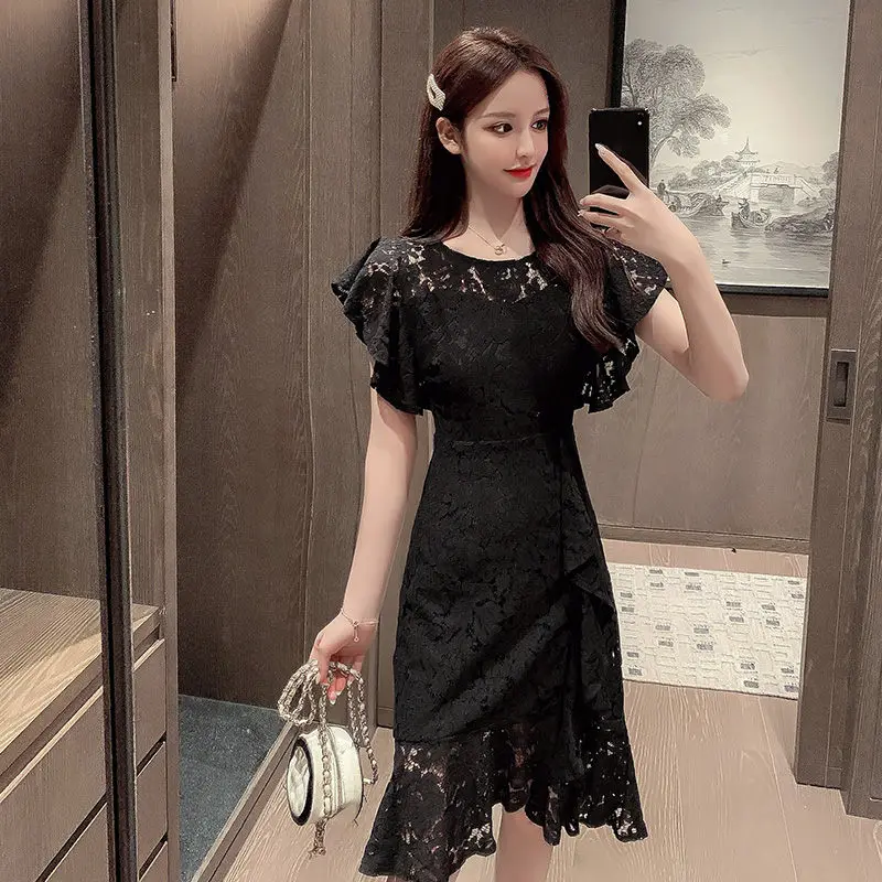 Женское кружевное платье с оборками черное облегающее большого размера