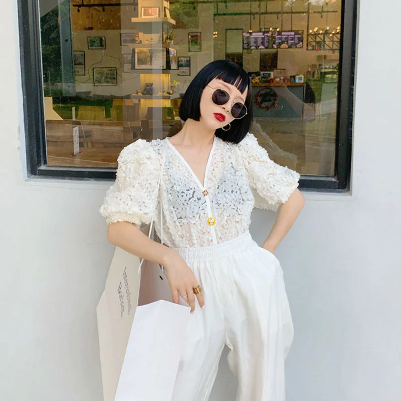 

LANMREM Lace Short Bubble Sleeve Shirt Women's 2021 Summer Cute Loose V-neck Hollow Out Shirts Fashion All Match Top 2D3670