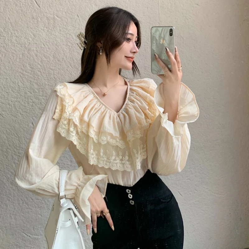 

Vintage Ruffles Lace Blouse Women Flare Sleeve Korean Loose Elegant Shirts Spring V-Neck Sexy Tops Vintage Casual Apricot Z073