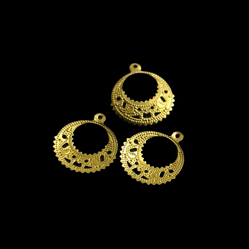 

Brass hollow embossed disc earring pendants are used to make DIY necklaces, bags, clothing accessories, 17.5*20mm