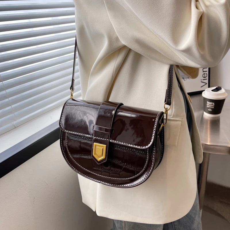 

YILIAN 2022 New women's fashion luxury shiny leather handbag with doll high quality shoulder strap top tote retro shoulder bag
