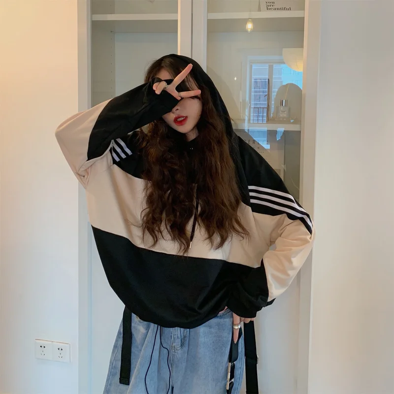 

Женский осенний свитер с капюшоном