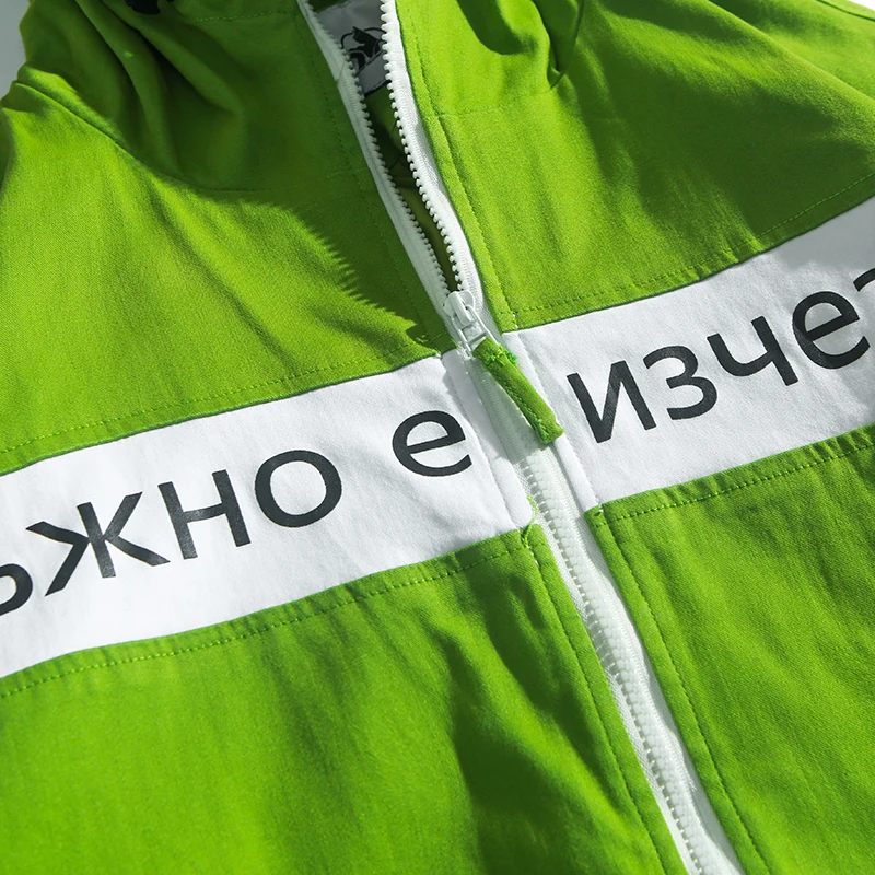 Уличная мужская куртка на молнии с капюшоном и надписью неонового цвета ветровка