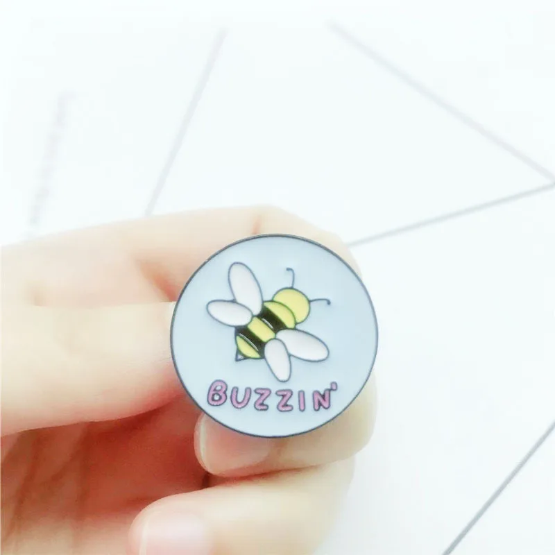 Значки с героями мультфильмов буквы BUZZIN Броши для женщин креативные пчела голуби