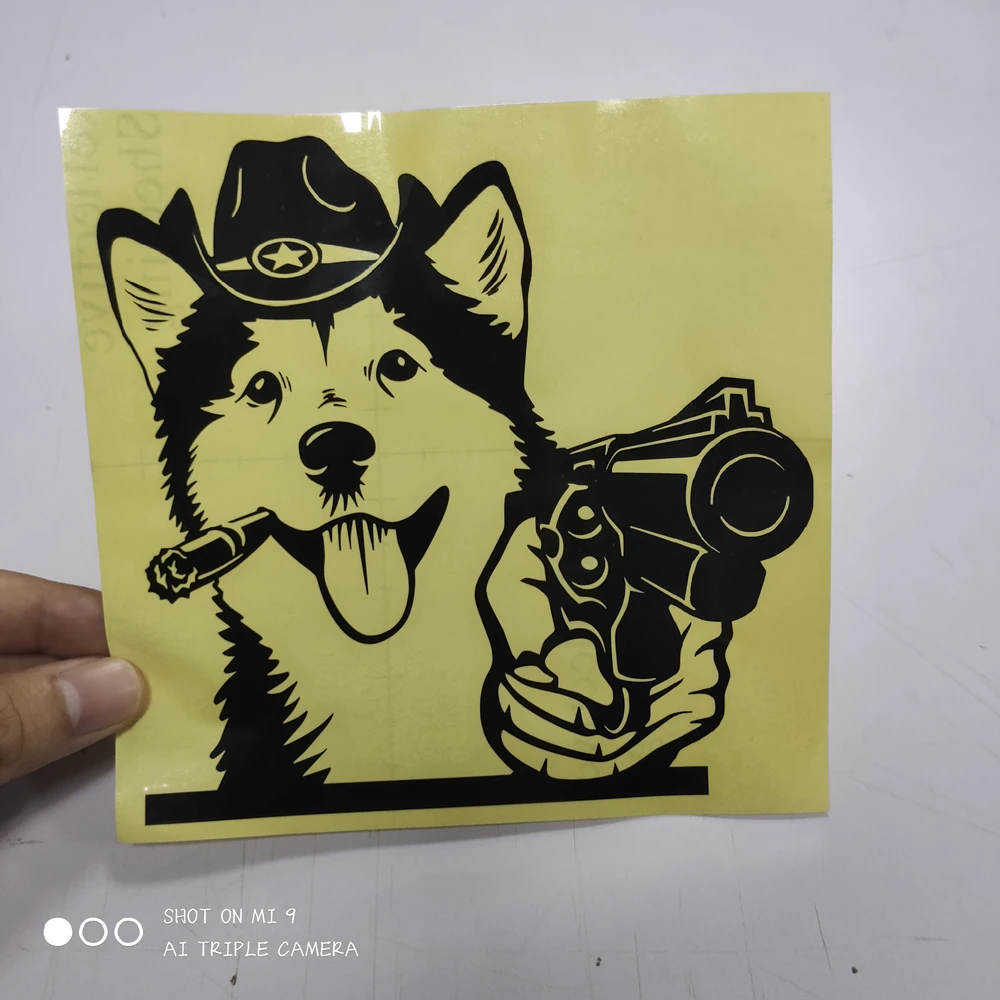 

FD525A симпатичная забавная Аляска маламут собака с пистолетом высекающая виниловая наклейка автомобильная наклейка водонепроницаемые авто...