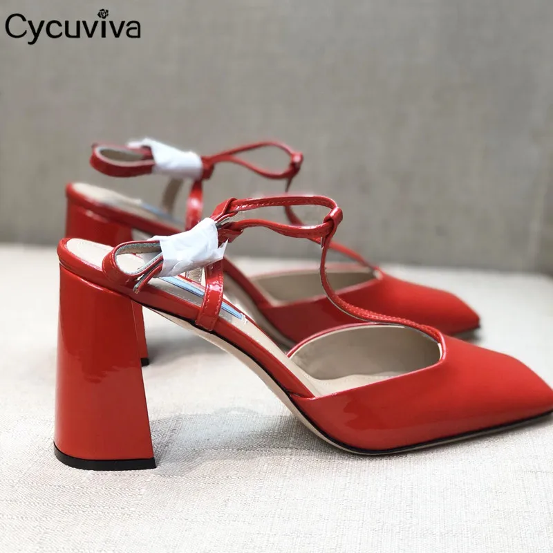 Женские босоножки из лакированной кожи на высоком квадратном каблуке с