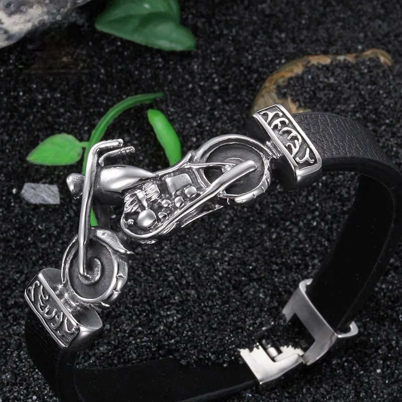 Уникальный мужской браслет из нержавеющей стали с мотоциклетным оберегом и кожаными вставками.