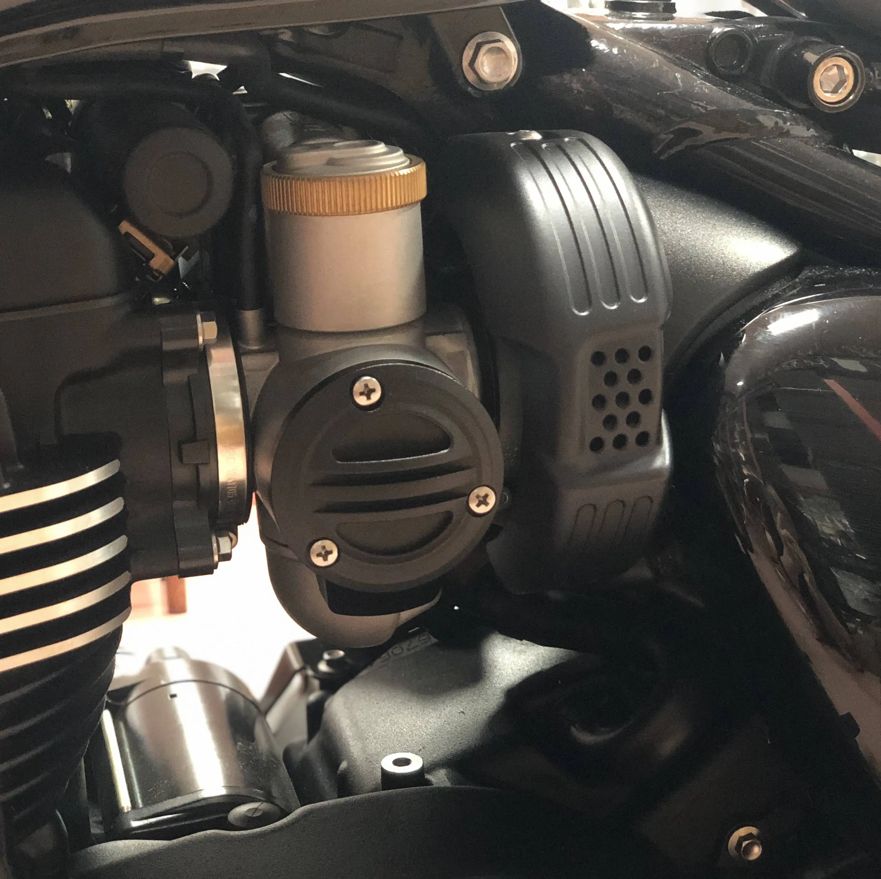 Чехлы для дроссельной заслонки Triumph Bonneville Bobber черные ребристые комплект T120 Speedmaster