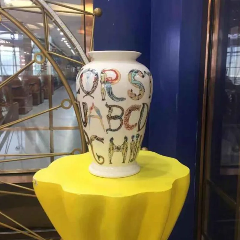 Цена INS супер модная крутая ваза 18SS Алфавит ваза с надписью на руку керамический цветочный горшок художественная Коллекция украшения для дома