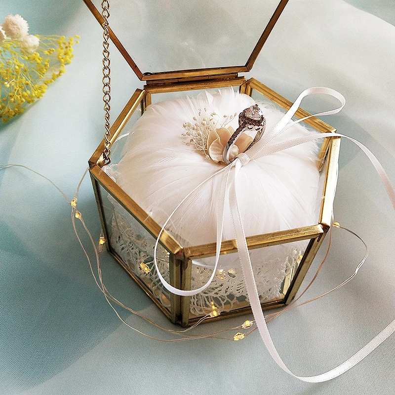 Стеклянная коробка для обручальных колец свадебных с белыми перьями в форме