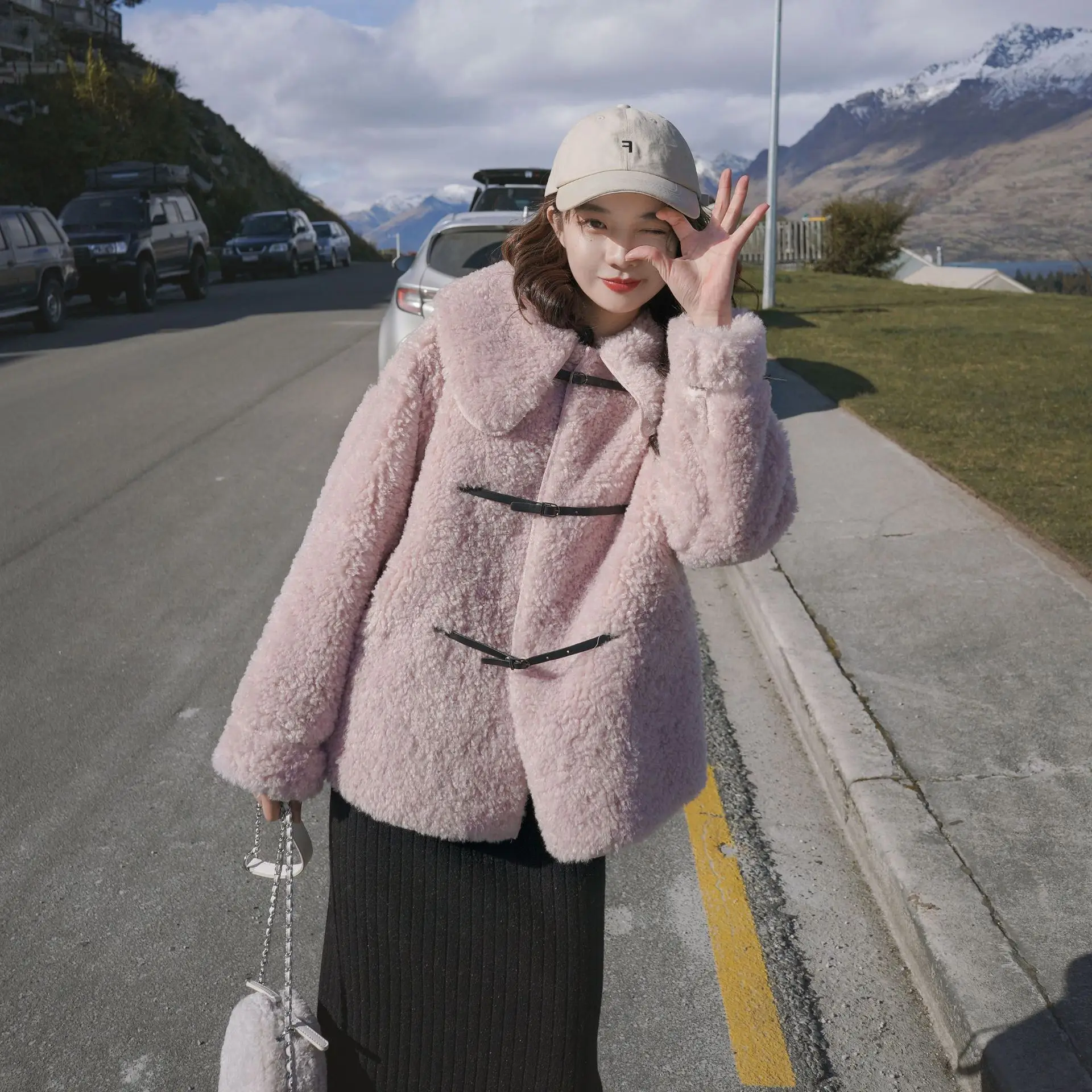 

2020 winter new lamb wool coat fashion short loose warm horn buckle fur one elegant and beautiful women's cotton coat M377