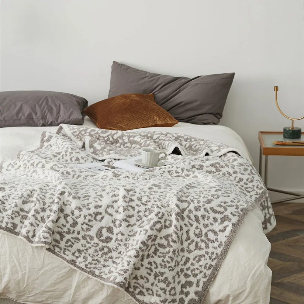 

Papa&Mima Light Grey Leopard Print Knitted Summer Quilted Thread Blanket Throws Acrylic Microfiber Nap Air-conditional Bedspread