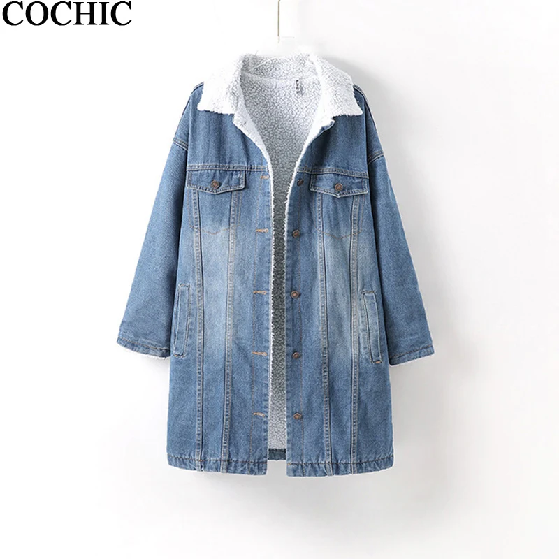 Женская зимняя утепленная джинсовая куртка средней длины с карманами