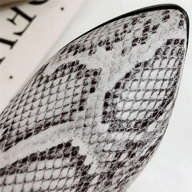 Женские ботинки из натуральной кожи с острым носком на массивном каблуке в стиле