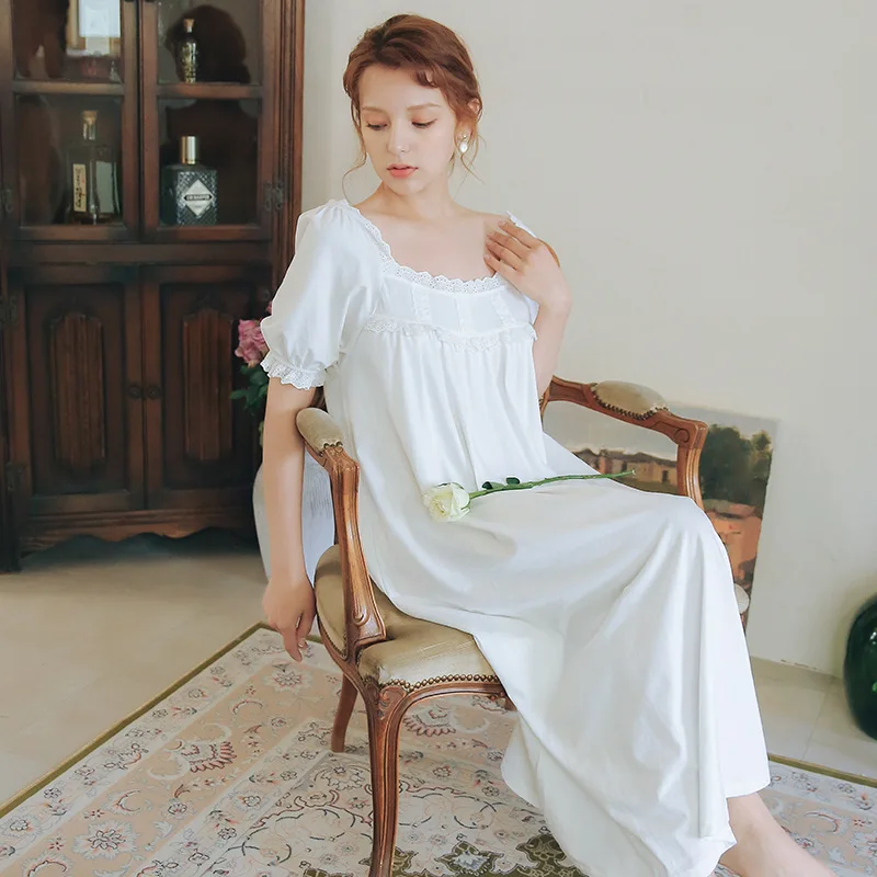 Женское винтажное платье в викторианском стиле белое хлопковое с расширяющимся