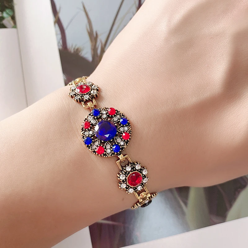 Винтажное ювелирное изделие цвет золотой круглый цветной полимерный Богемский