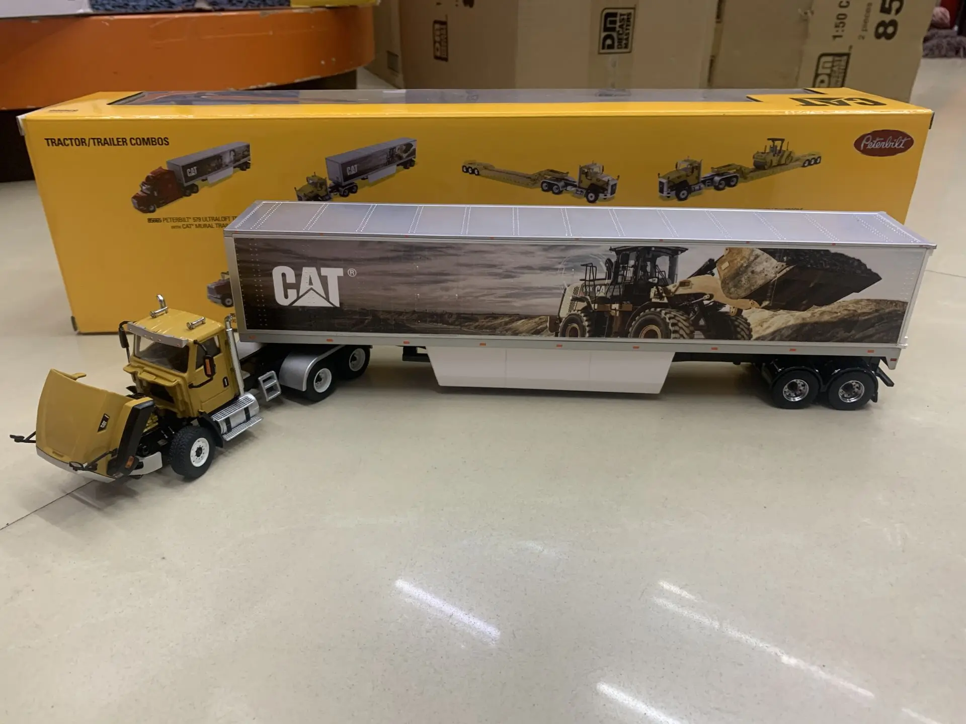 

CAT CT660 Day Cab Tractor With Mural Trailer 1:50 Scale Metal Model By DieCast Masters DM85666 New in Box