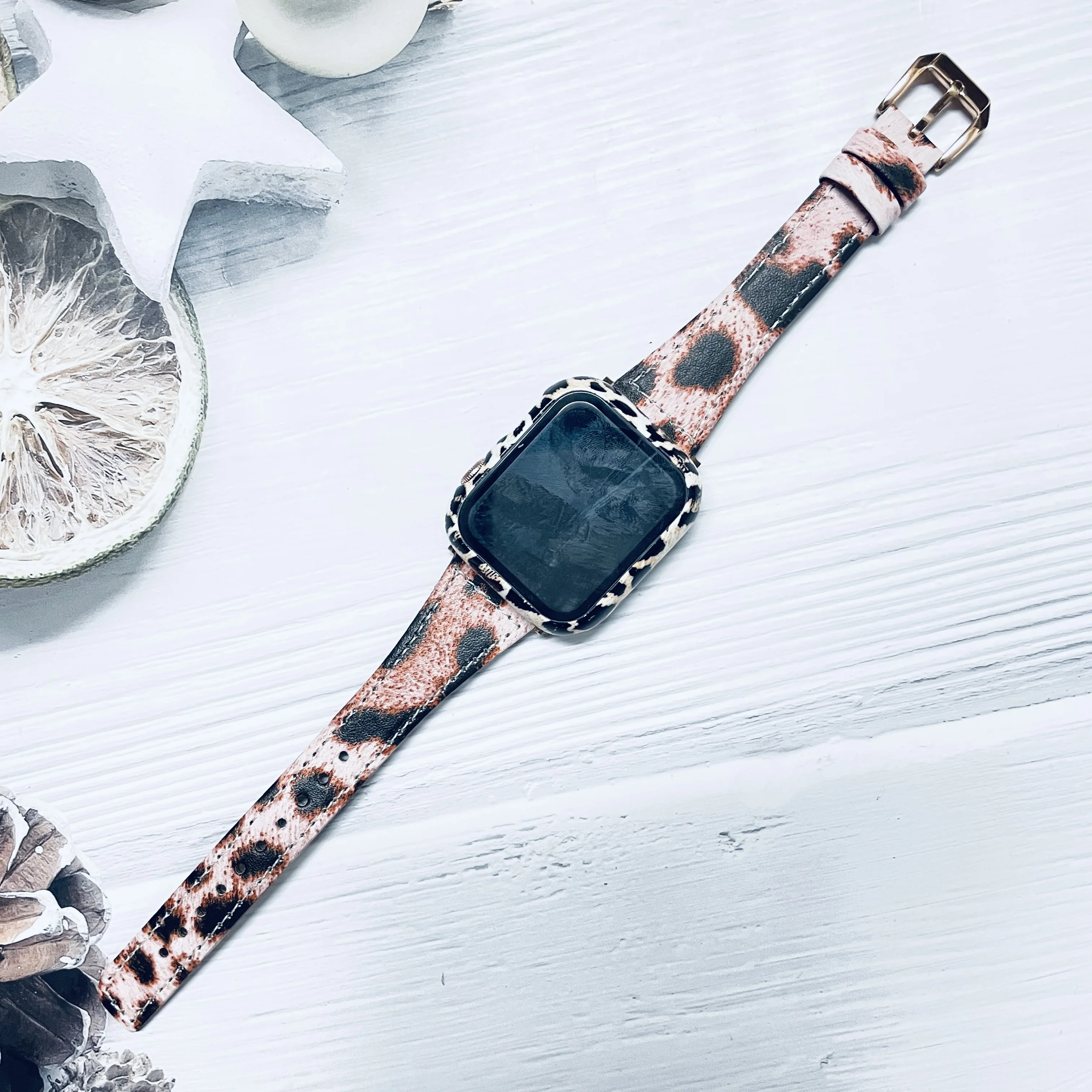 

The new V-shaped leopard print leather watch strap.leather strap. Nylon watch strap.suitable for Apple Watch series SE.6.5.4.3.2
