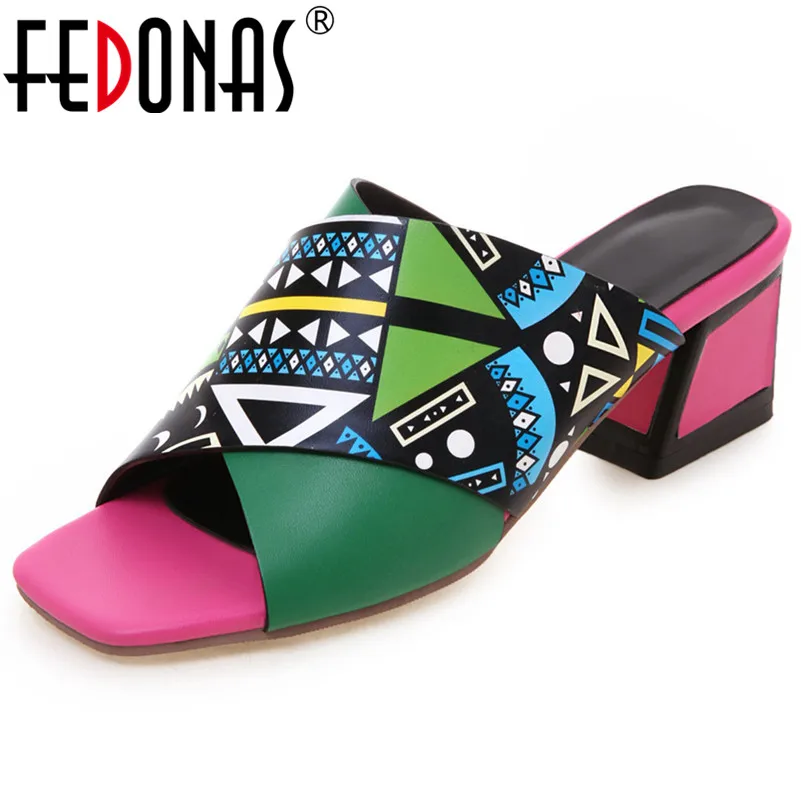 Женские босоножки с квадратным носком FEDONAS черные из искусственной кожи принтом