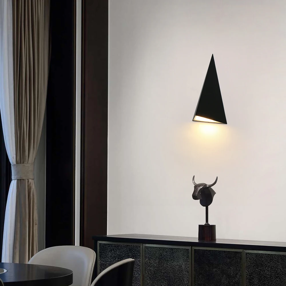 Современное дизайнерское алюминиевое треугольное черное настенное бра Oreab 9 Вт