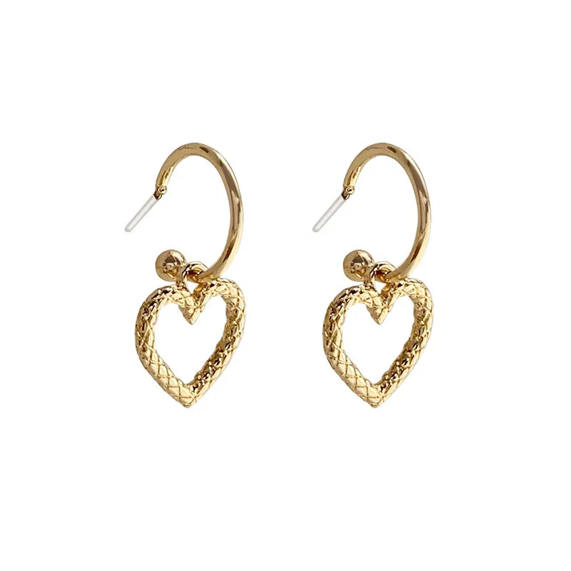

Korea's Fashion Metal Temperament Contracted Hollow Heart Stud Earrings Vintage Sweet Girl C Earrings for Women Jewelry Trendy