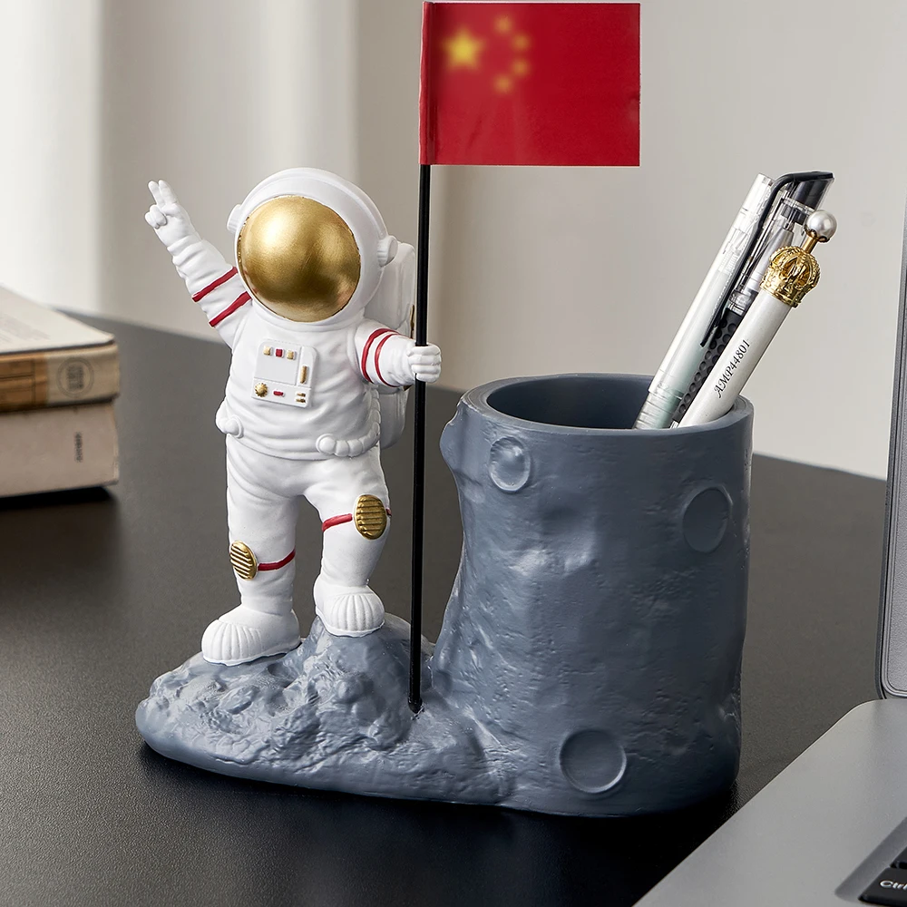 

Скандинавское украшение для дома креативный астронавт держатель для ручки резной смолы украшение для рабочего стола офисное хранение разв...
