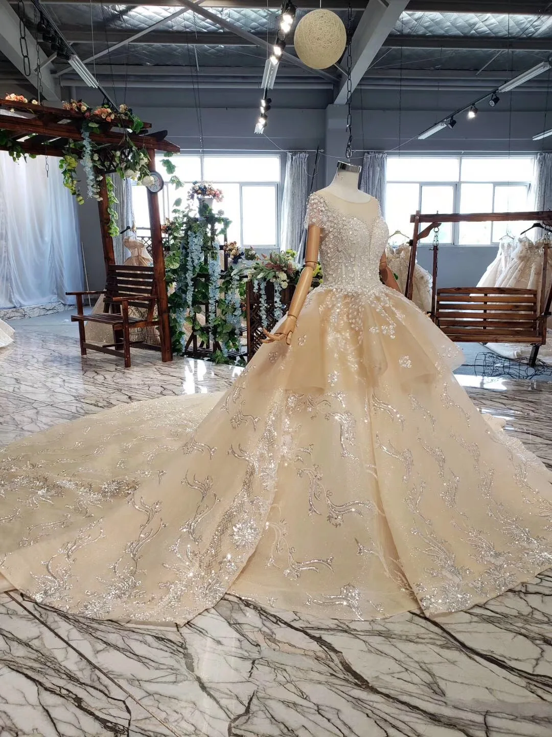 

Custom Made Luxury Big Train Ball Gown Wedding Dresses With Crystal Beaded Diamond Lace High Quality Real Photos Bridal Gowns