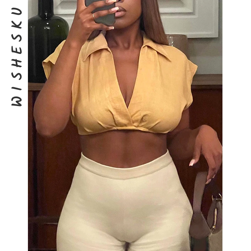 

Женская укороченная футболка с глубоким V-образным вырезом и коротким рукавом