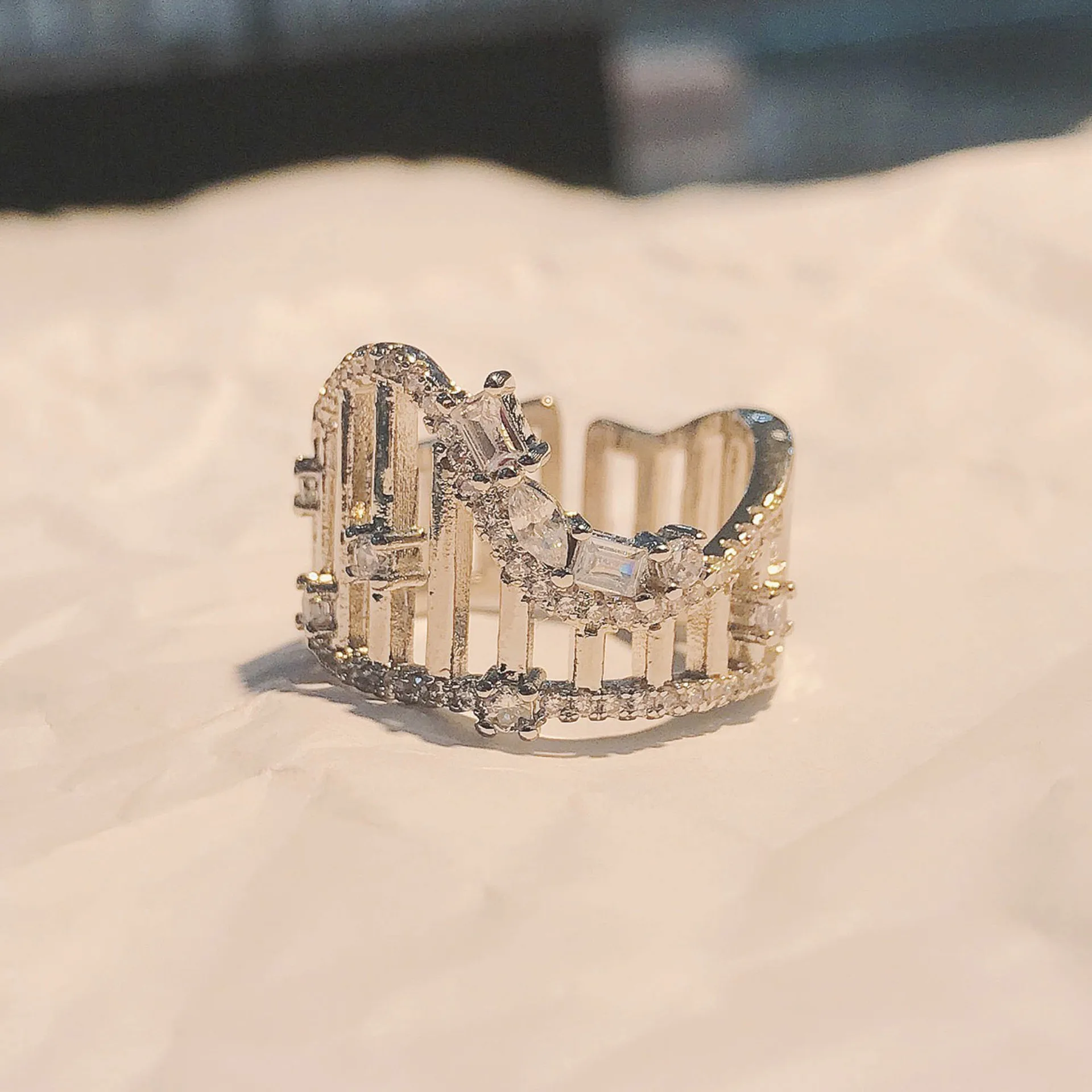 Женское кольцо с кристаллами открытое регулируемое для игровой площадки |