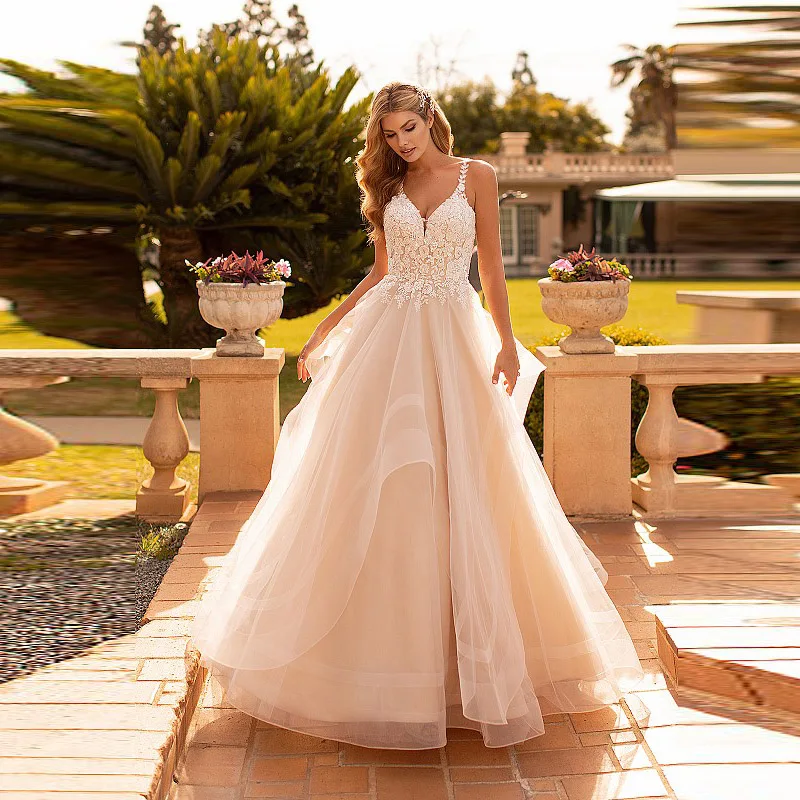 

Charming Hot Sale Lace Sleeveless Wedding Gowns for Bride V Neckline Criss Cross Back Bridal Wedding Dresses A Line Appliqued