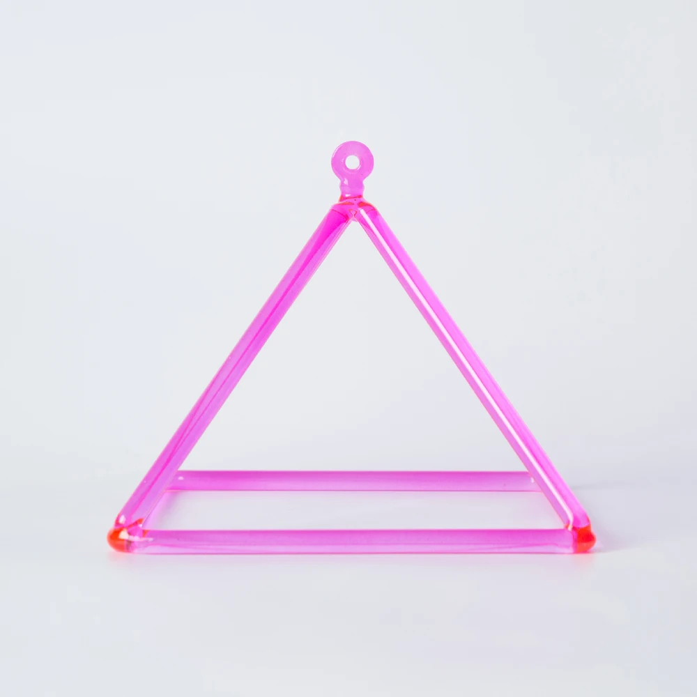 Пирамида кварцевая пения большого размера пирамида с кристаллами розового цвета