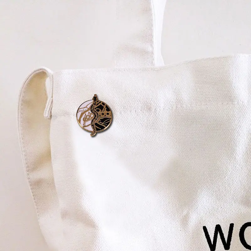 Эмалированная брошь в виде змеи Холли Блэк Королева ничто | Украшения и