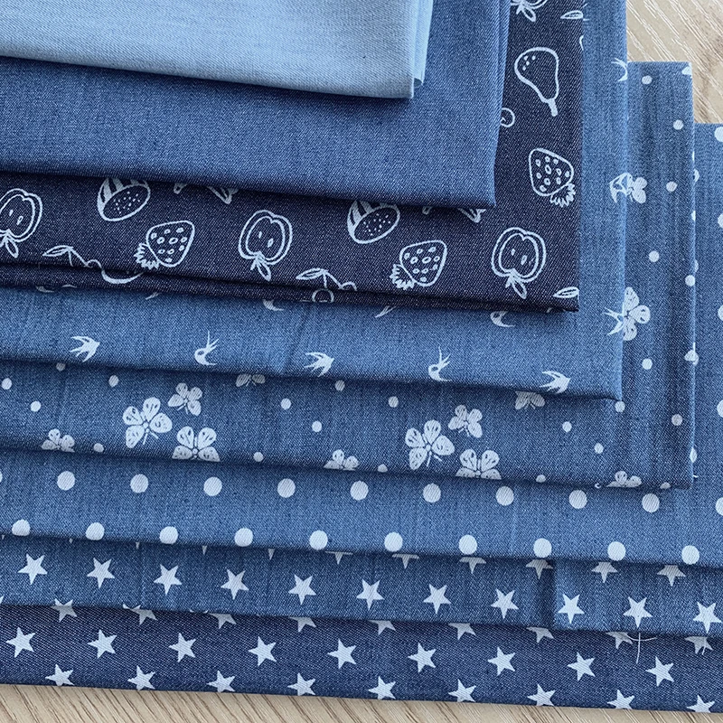 Тонкая хлопковая однотонная джинсовая летняя промытая сине-белая ткань с