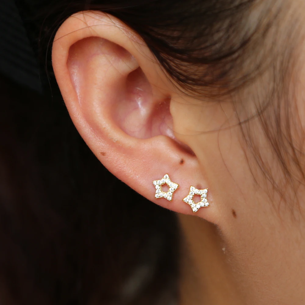 Женские серьги-гвоздики с полой звездой подарочные элегантные изысканные