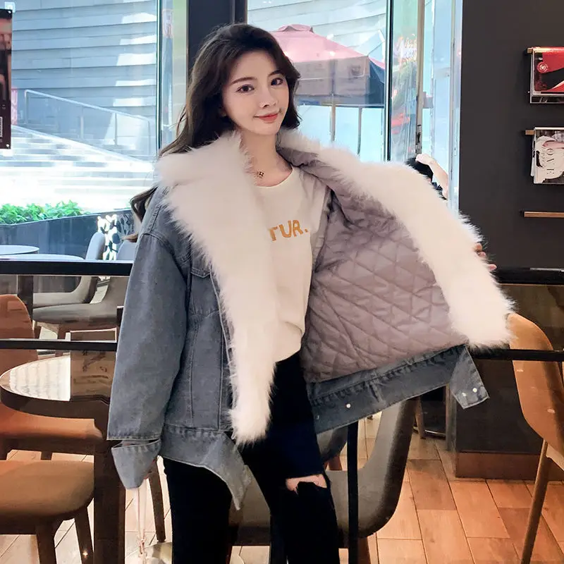 Джинсовая куртка с бархатным утеплителем белая хлопковая большим меховым