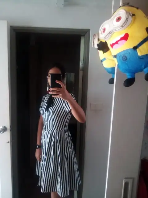 Женское винтажное платье миди в полоску белое с бантом на воротнике коротким