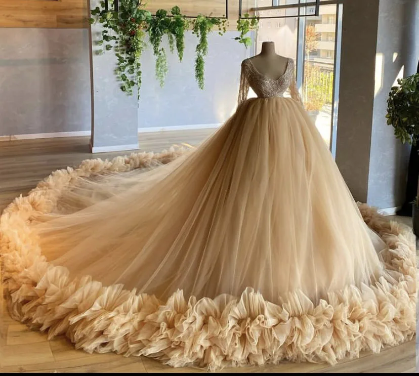 

2021 Arabain Design Gold Scoop Beaded Glitter Fabric Long Sleeve Ball Gown Puffy Evening Dresses