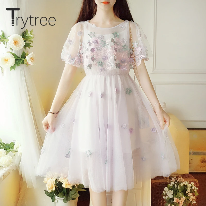 Женское платье-трапеция с круглым вырезом цветочной вышивкой и оборками |