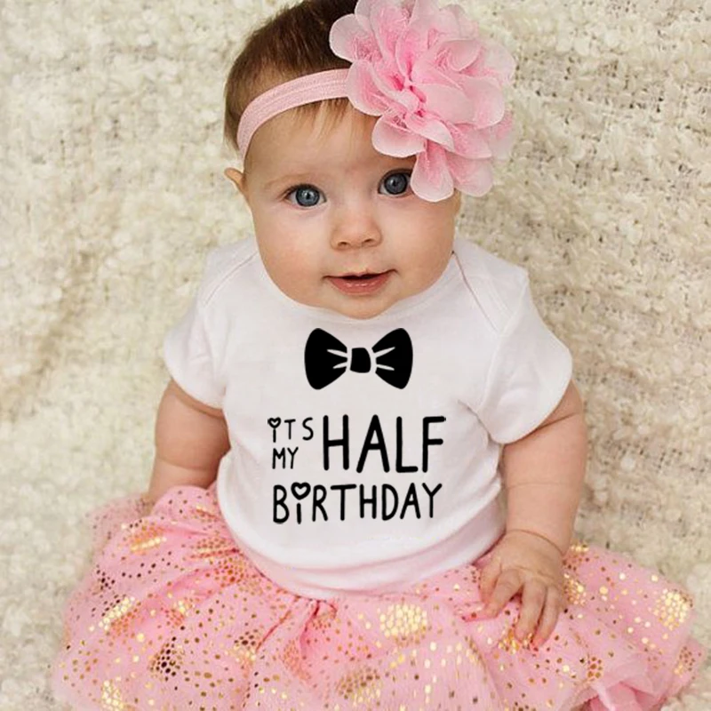 Детский комбинезон белого цвета с надписью It's My Half Birthday Комбинезоны для