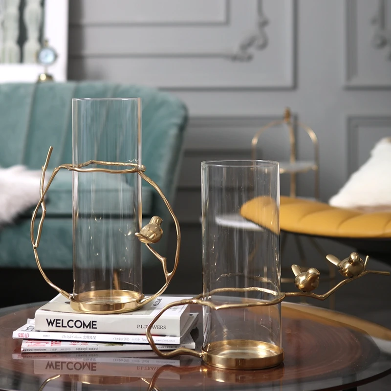 Роскошные две абстрактные золотые птицы стоя на ветке орнамент стеклянная