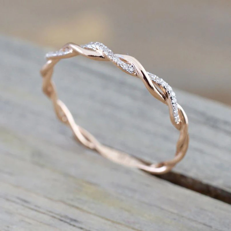 Женское кольцо из розового золота и серебра обручальное с фианитами | Украшения