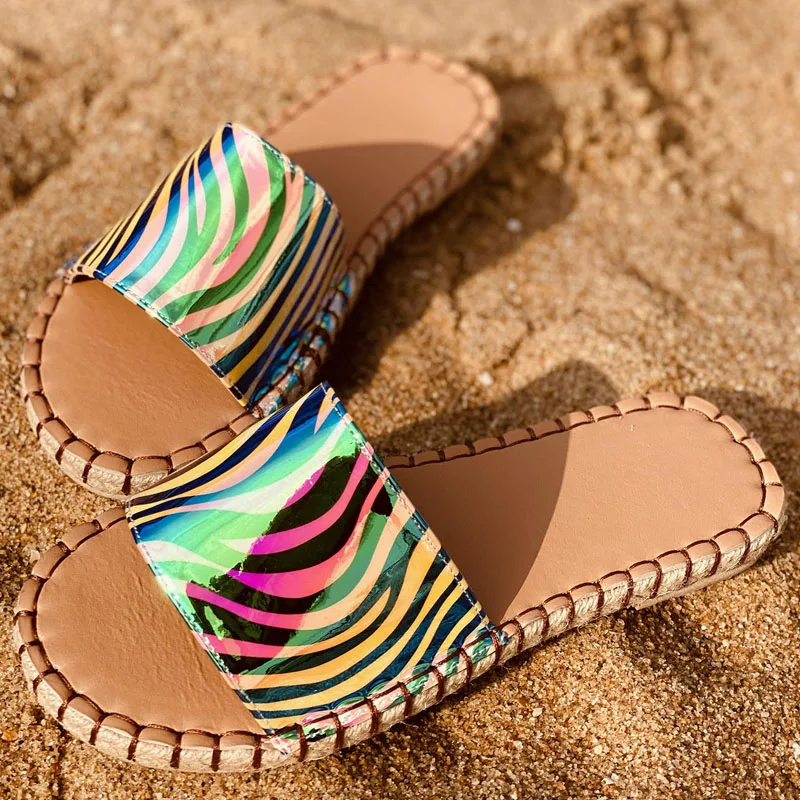 

Glitter Slippers Women Summer Sandals 2021 Fashion Bling Female Leopard Flip Flops Beach Sewing Flat Shoes Outdoor Sandals
