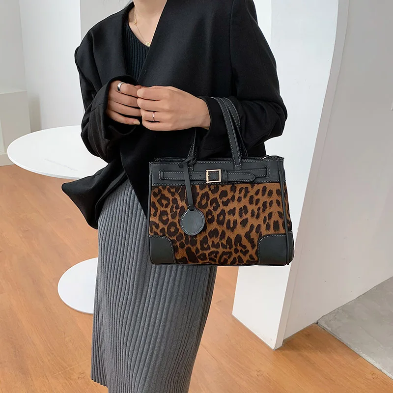 

Женская сумка-мессенджер с леопардовым принтом, на плечо