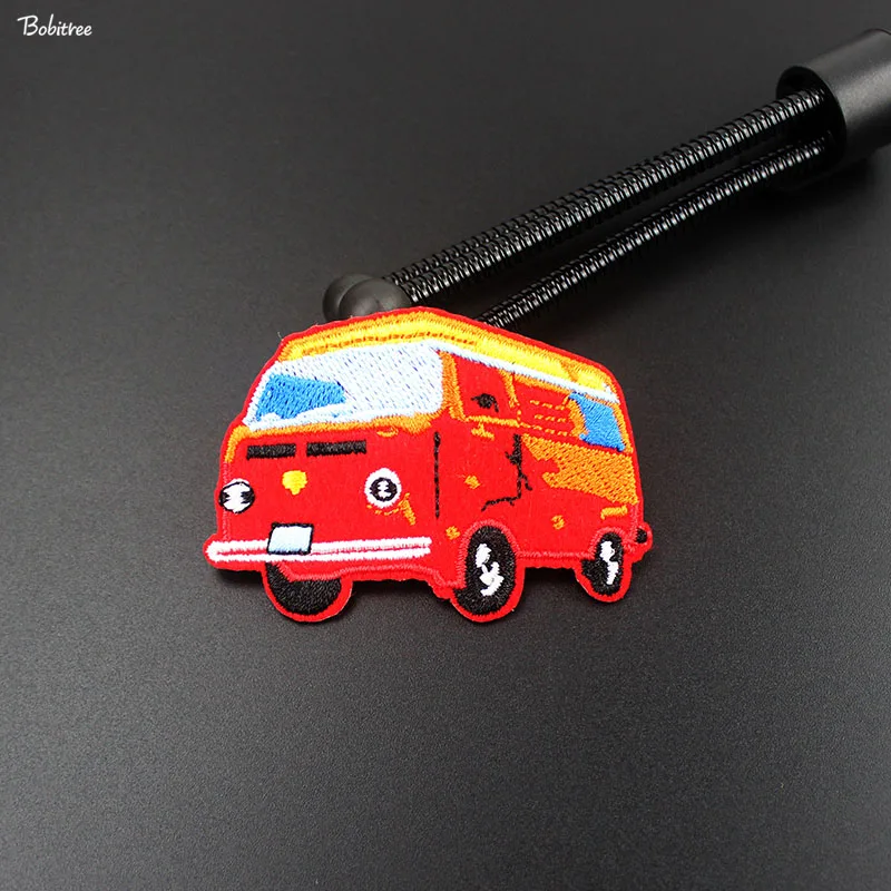 Мультяшные маленькие тканевые нашивки с красным автобусом вышитый значок