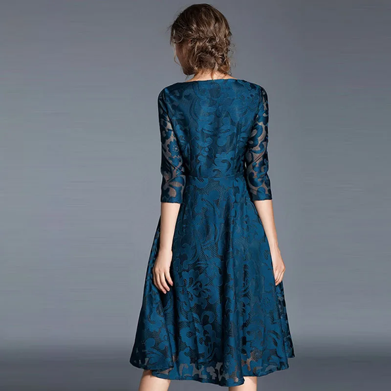 Женское кружевное платье с цветочным принтом черное облегающее большого размера