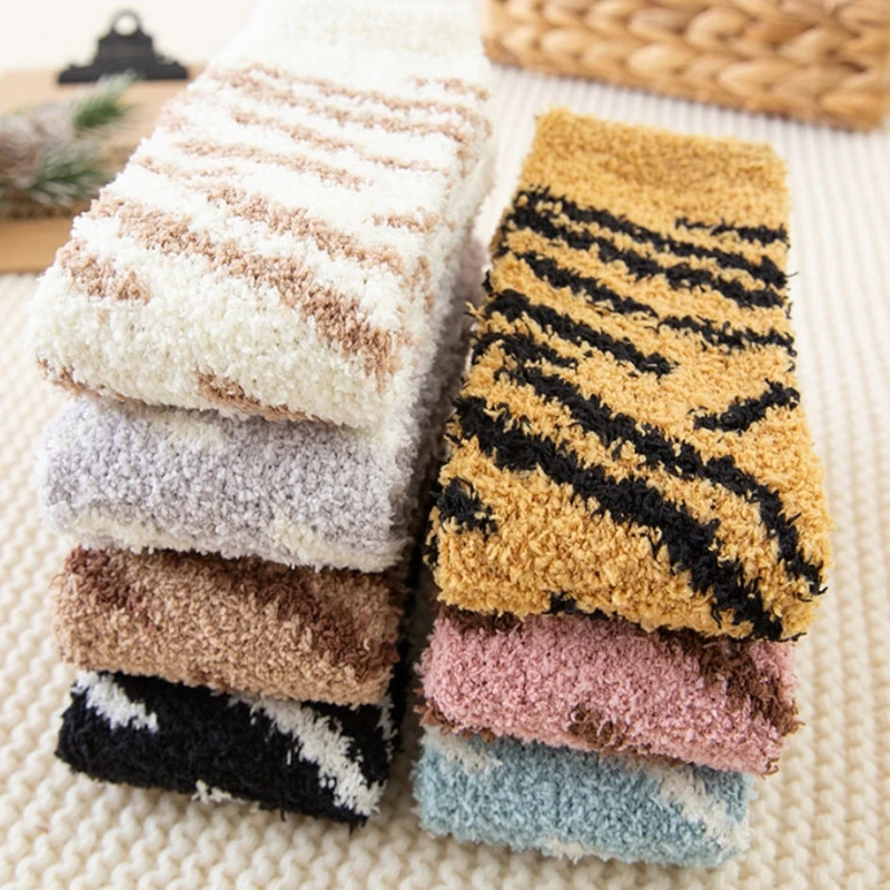 Женские зимние пушистые тапочки из микрофибры короткие носки контрастных цветов