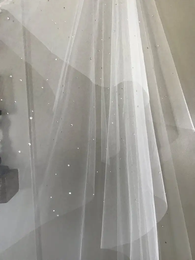 Двухслойный вуаль из мягкого тюля с кристальными каплями на свадьбу в простом кафедральном стиле.