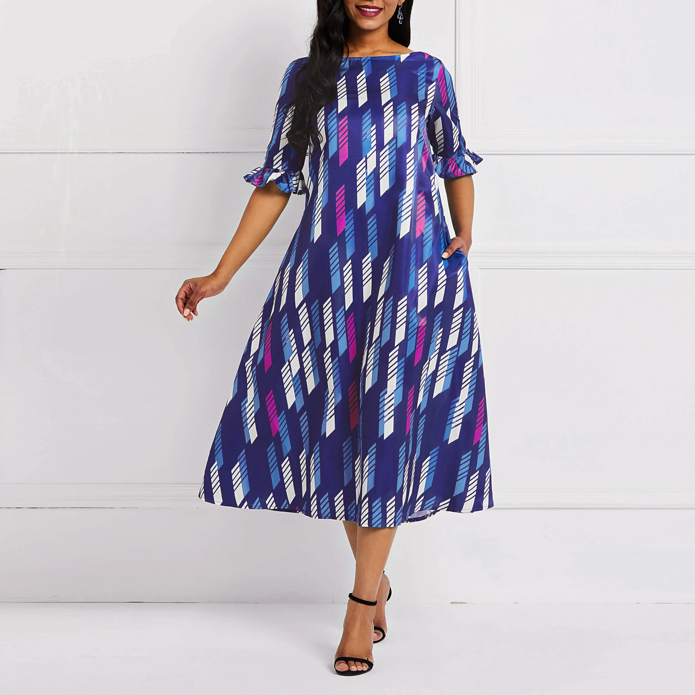 Женское платье средней длины повседневное с принтом и открытыми плечами